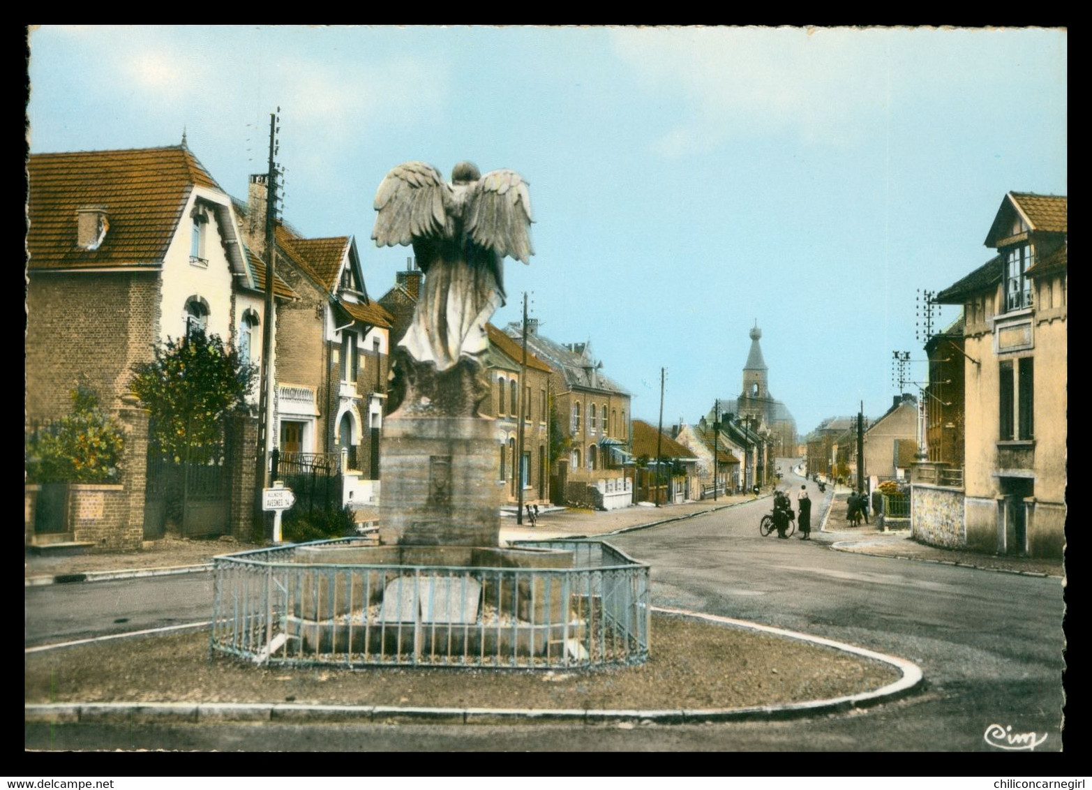 * Cpsm - BERLAIMONT - Monument Aux Morts - Rue Du 5 Novembre - Couleurs - 7690 - Edit. CIM - Berlaimont