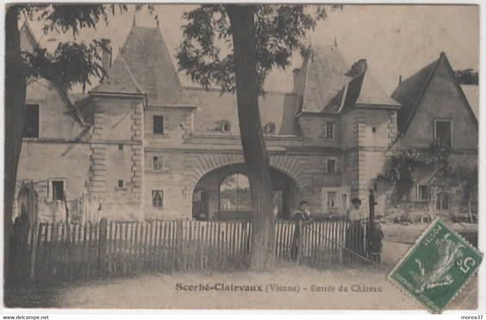 SCORBE CLAIRVAUX  Entrée Du Château (feuillets Qui Se Decollent) - Scorbe Clairvaux