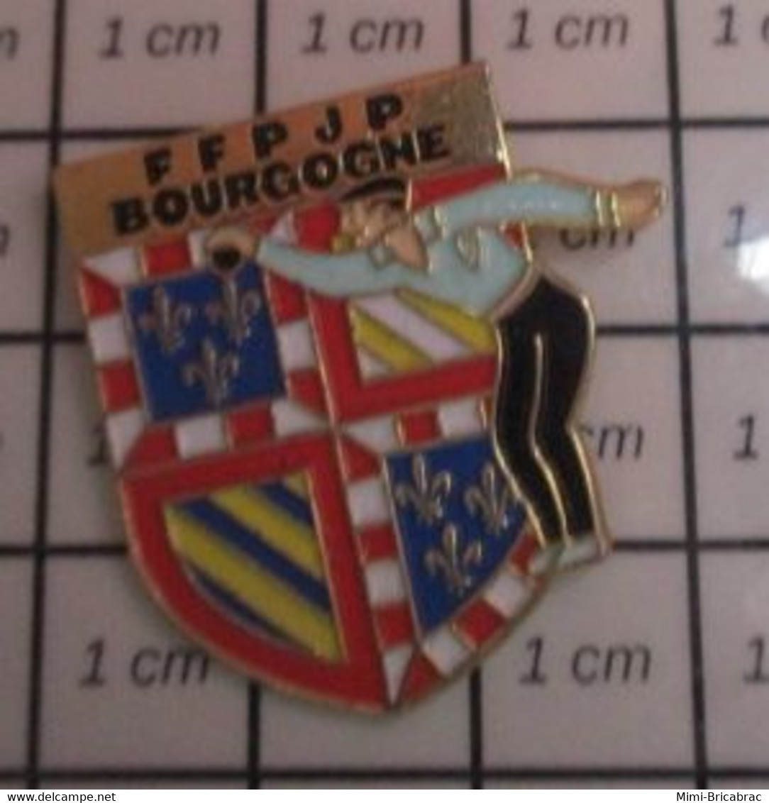 414c Pin's Pins / Beau Et Rare / SPORTS / PETANQUE FFPJP BOURGOGNE BLASON ARMOIRIES DAUPHIN - Boule/Pétanque