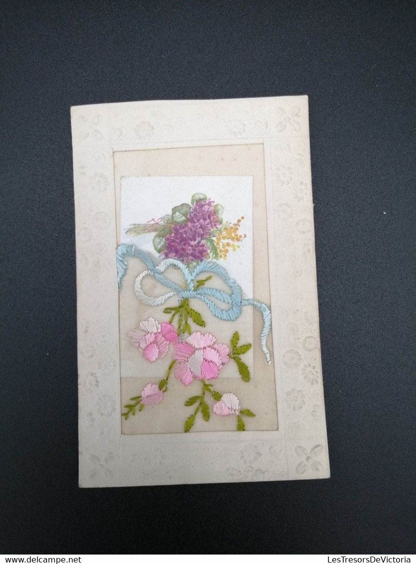 Carte Brodée - Bonne Fête - Pochette - Petit Mot - Fleurs - Noeud - Cadre Relief - Carte Postale Ancienne - Bestickt