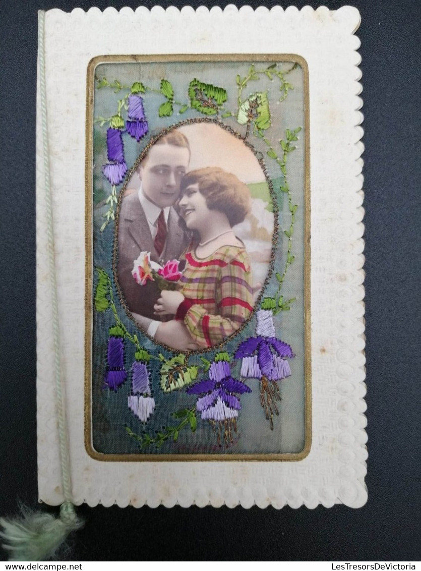 Carte Brodée - Photo Couple Dans Médaillon Brodé De Fleurs - Cadre Relief -  - Carte Postale Ancienne - Ricamate