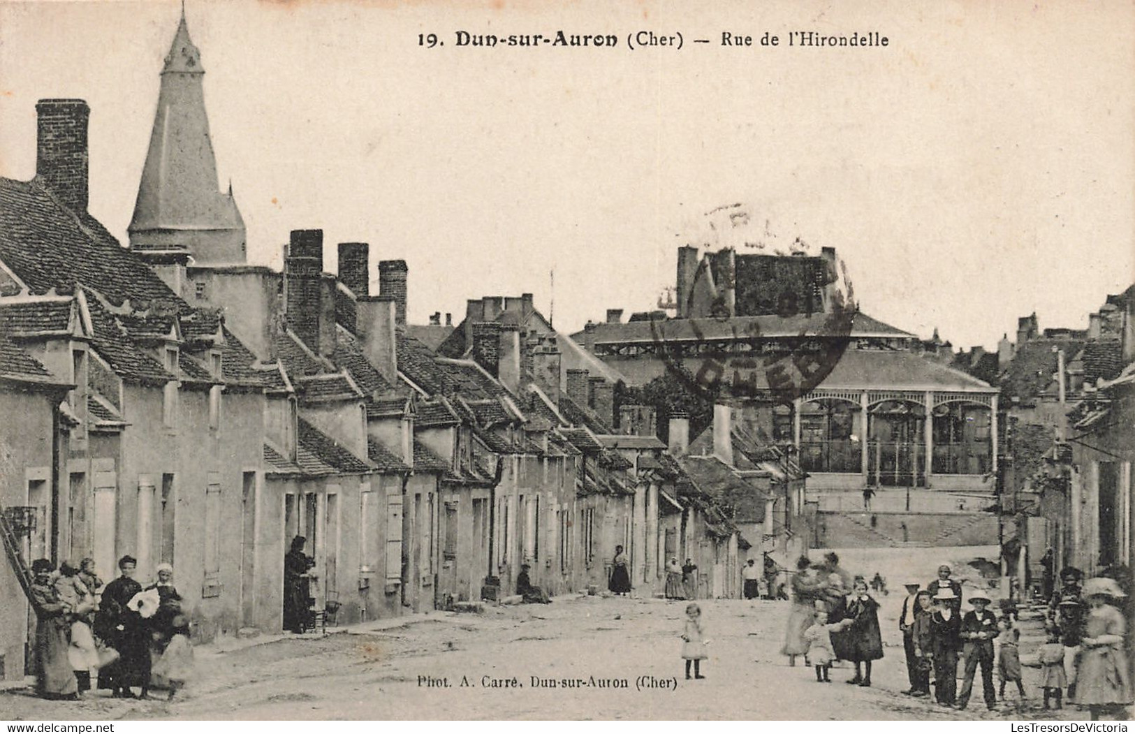 France - Dun Sur Auron - Rue De L'hirondelle - Phot. A. Carré - Animé - Clocher - Dos Vert - Carte Postale Ancienne - Saint-Amand-Montrond