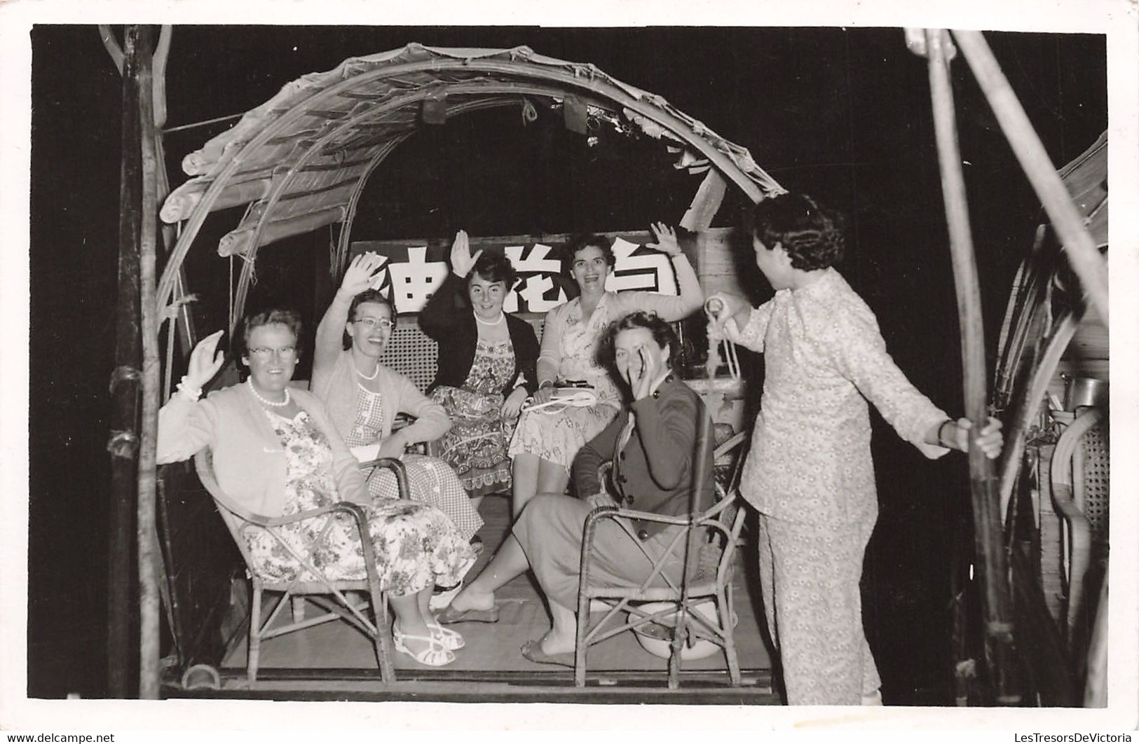 Chine - Hong Kong - Thaî Pak Fong - Meilleur Restaurant Flottant - Photo De Femme Saluant - Carte Postale Ancienne - China (Hongkong)