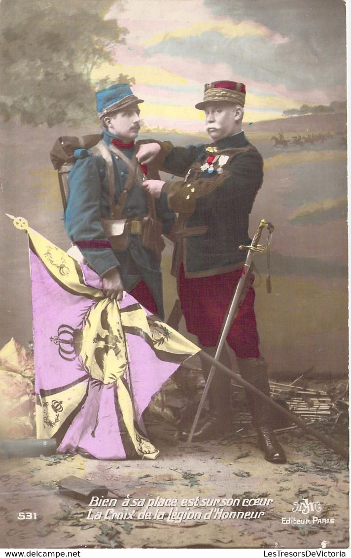 Militaria - Militaire écrit Une Lettre à Ces Amis - Bien à Sa Place Est Sur Son Coeur.. -  Carte Postale Ancienne - Patriottiche