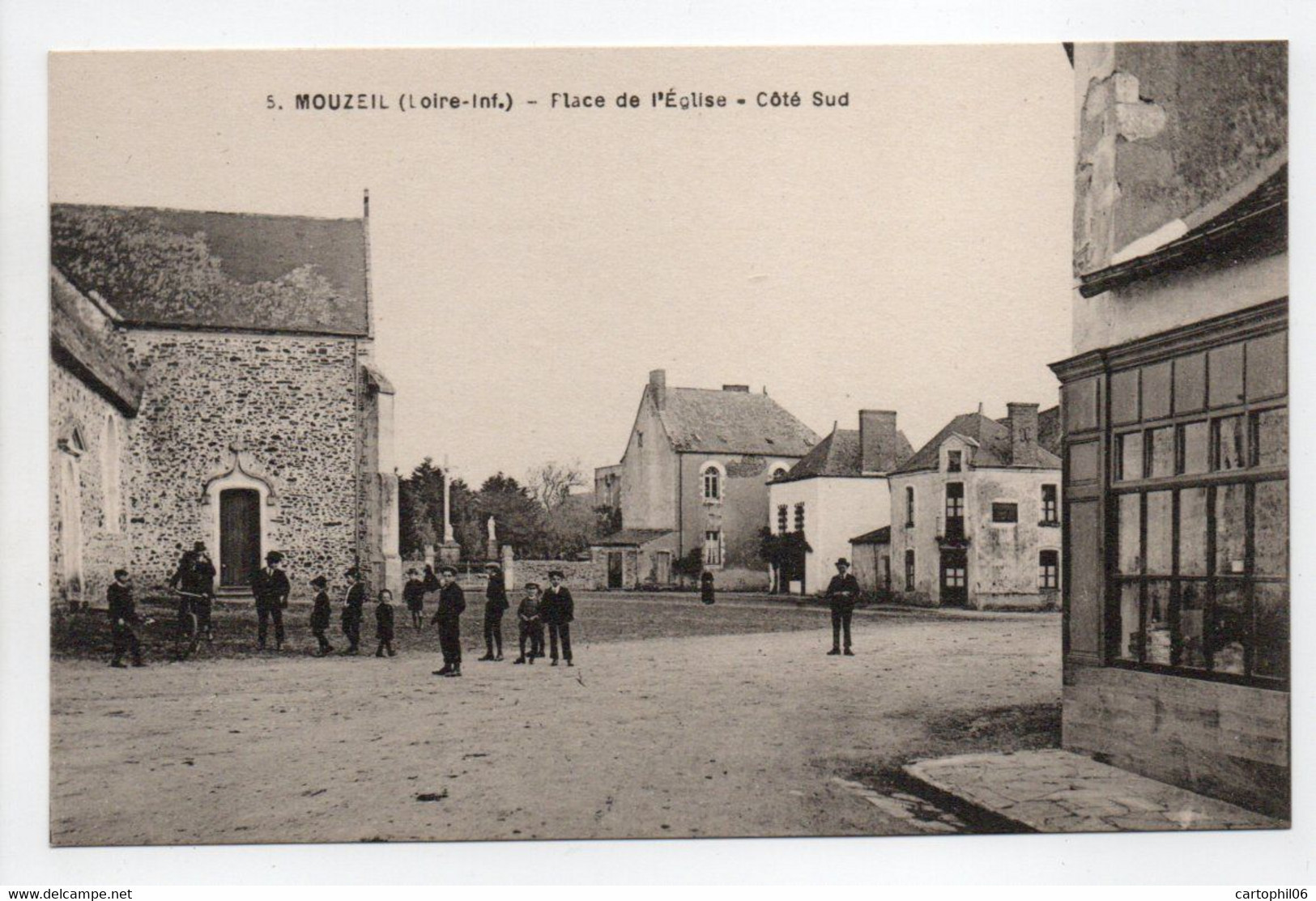 - CPA MOUZEIL (44) - Place De L'Eglise - Côté Sud (belle Animation) - Edition Chapeau N° 5 - - Sonstige & Ohne Zuordnung