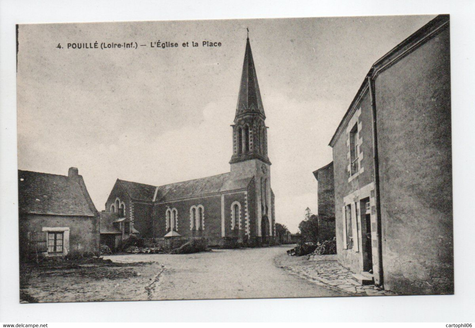 - CPA POUILLÉ (Pouillé-les-Côteaux / 44) - L'Eglise Et La Place - Edition Chapeau N° 4 - - Sonstige & Ohne Zuordnung