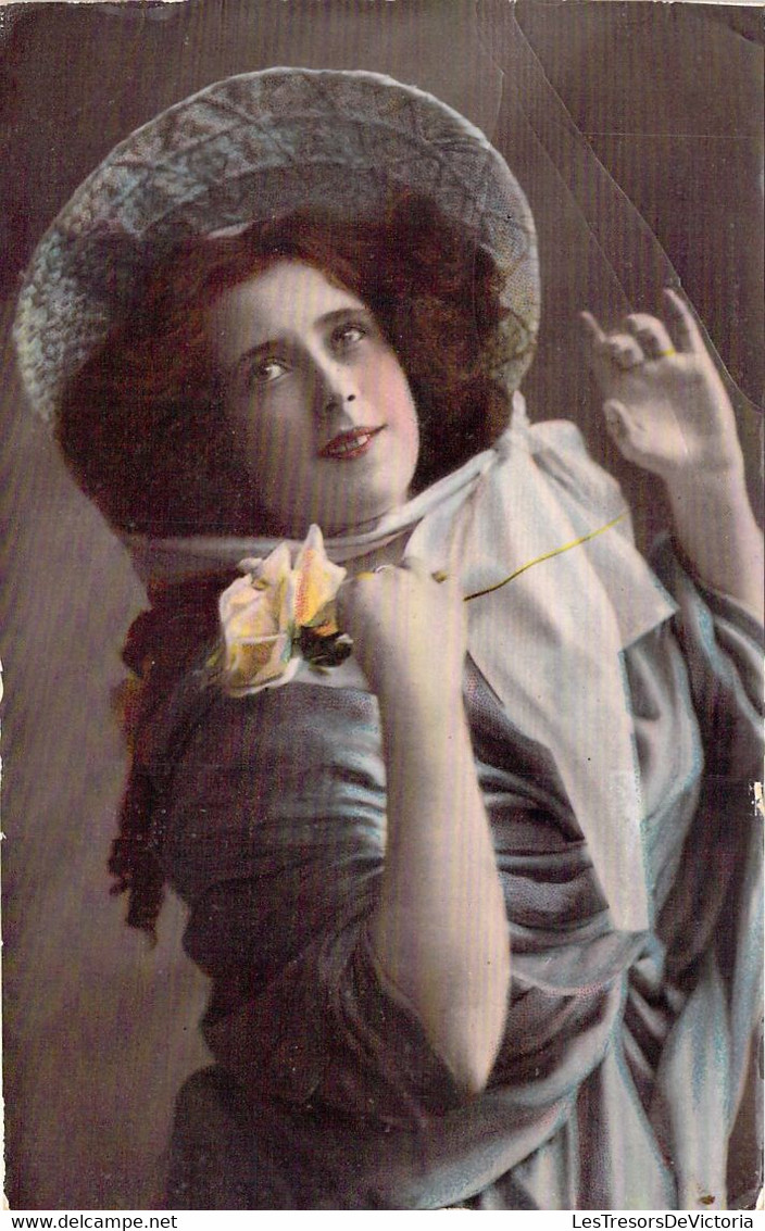 Fantaisies - Femmes - Jeune Femme Avec Un Chapeau - Rose Jaune  - Carte Postale Ancienne - Women