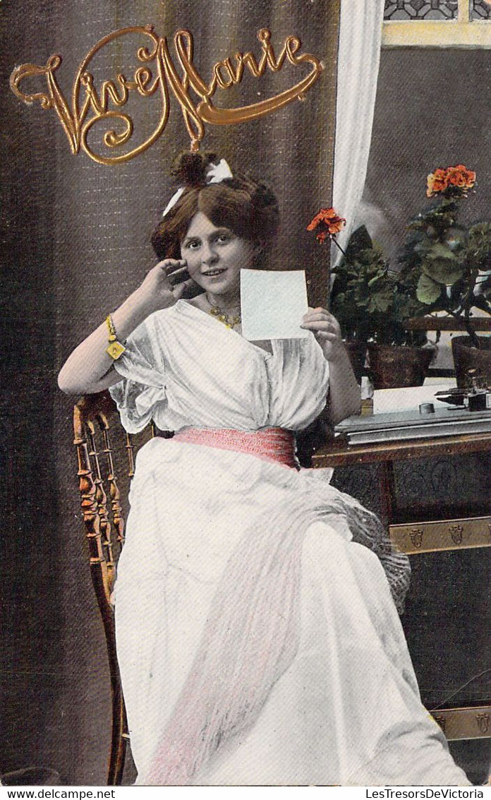 Fantaisies - Femmes - Jeune Femme Qui Tiens Un Papier Dans La Main - Robe Blanche - Fleurs - Carte Postale Ancienne - Vrouwen