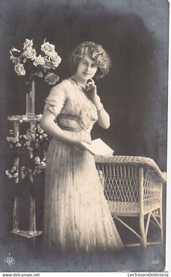 Fantaisies - Femmes - Jeune Femme Debout Devant Une Chaise - Livre - Fleurs - Carte Postale Ancienne - Vrouwen