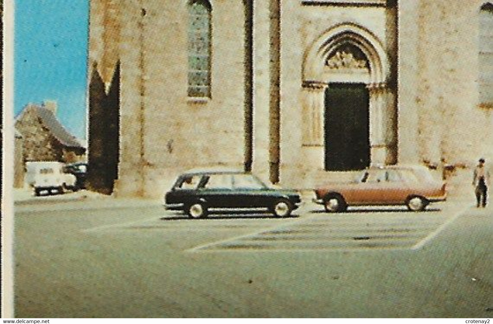 56 QUESTEMBERT N°2 Intérieur Des Halles Tour Questembert Eglise VOIR ZOOM Renault 4L Camionnette Peugeot 404 - Questembert