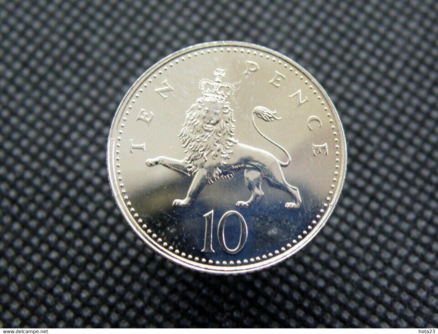 British, Queen Elizabeth II, 2004, Part Shield 10p Coin. Ten Pence - 10 Pence & 10 New Pence