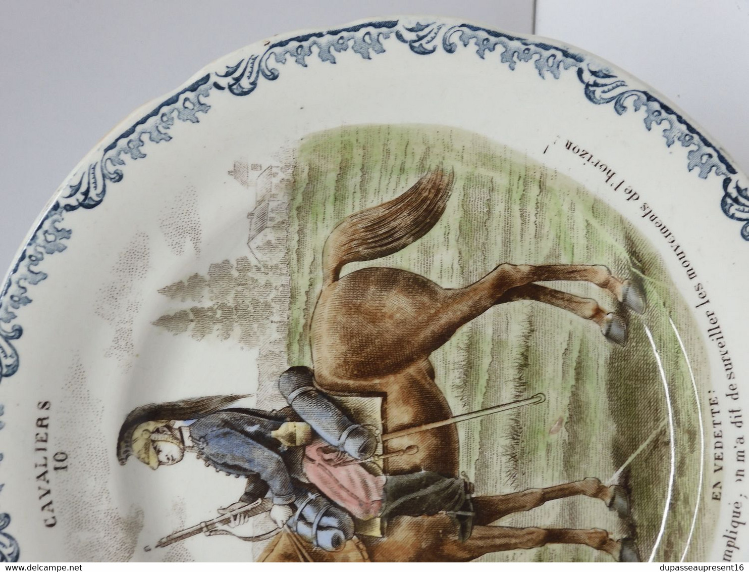 *2 ASSIETTES HB & Cie terre de fer CAVALIERS N° 10 CHOISY le ROI COLLECTION   E