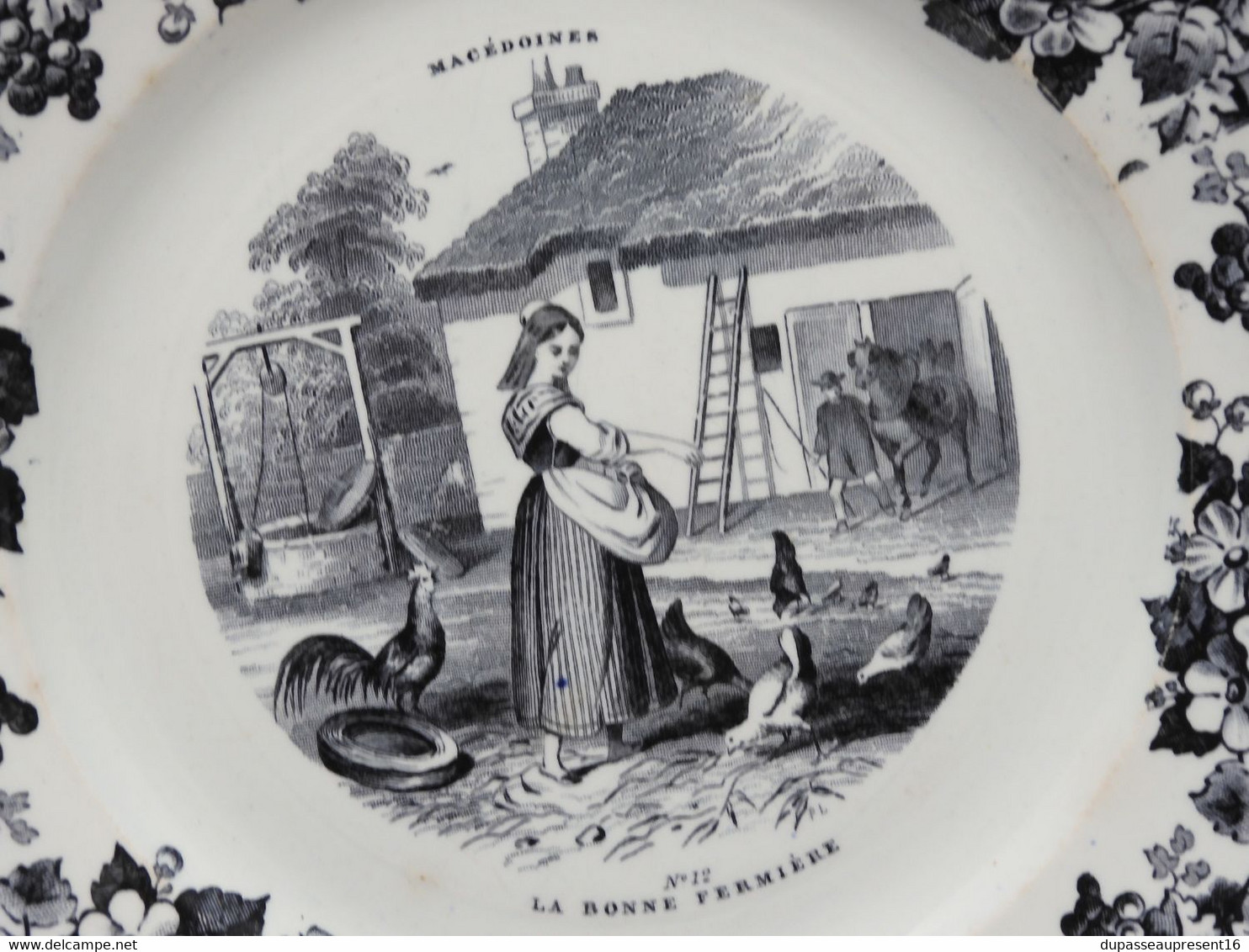 *ASSIETTE CREIL & MONTEREAU PORCELAINE OP. MACEDOINES N° 12 LA BONNE FERMIERE   E