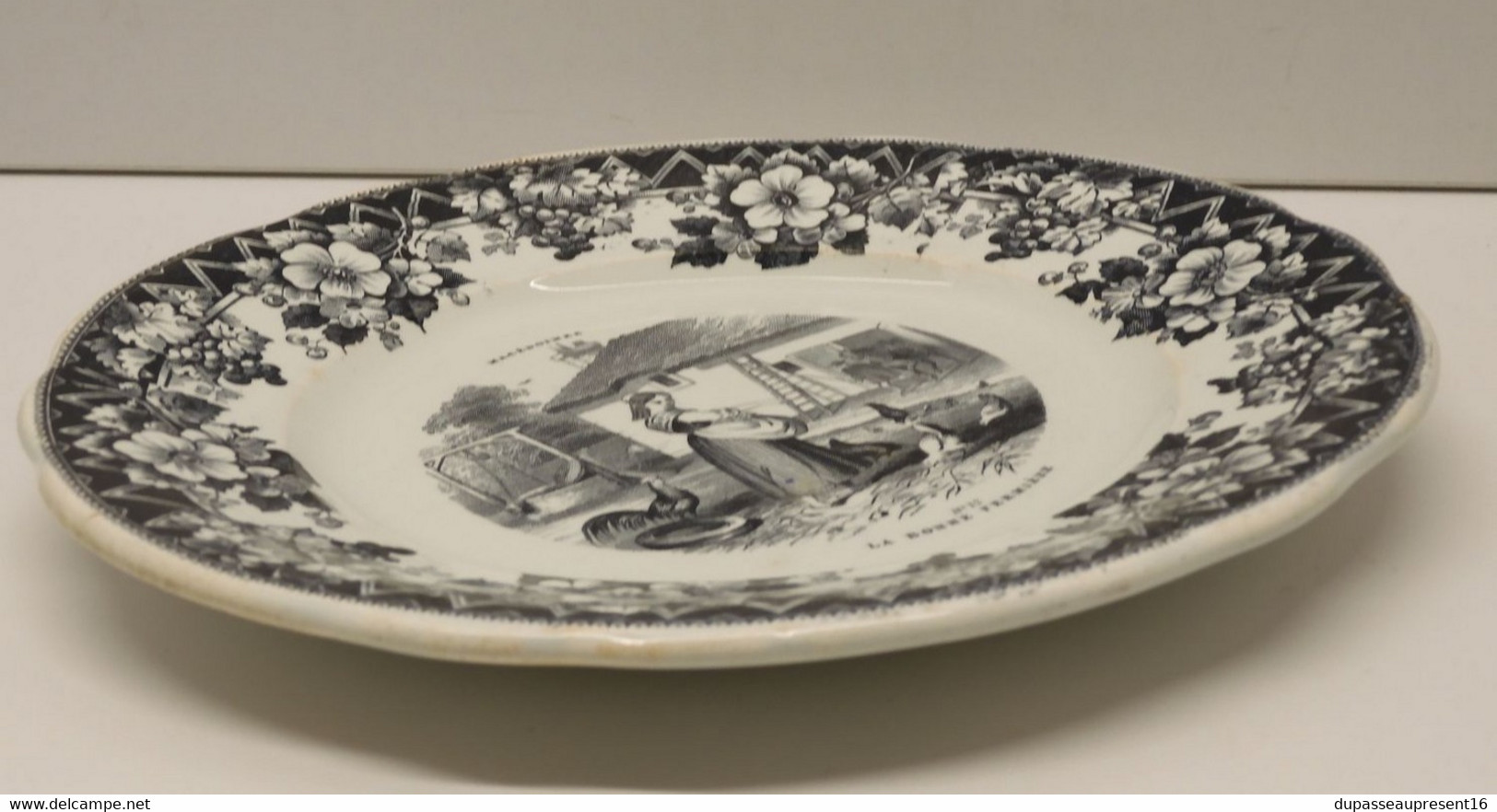 *ASSIETTE CREIL & MONTEREAU PORCELAINE OP. MACEDOINES N° 12 LA BONNE FERMIERE   E