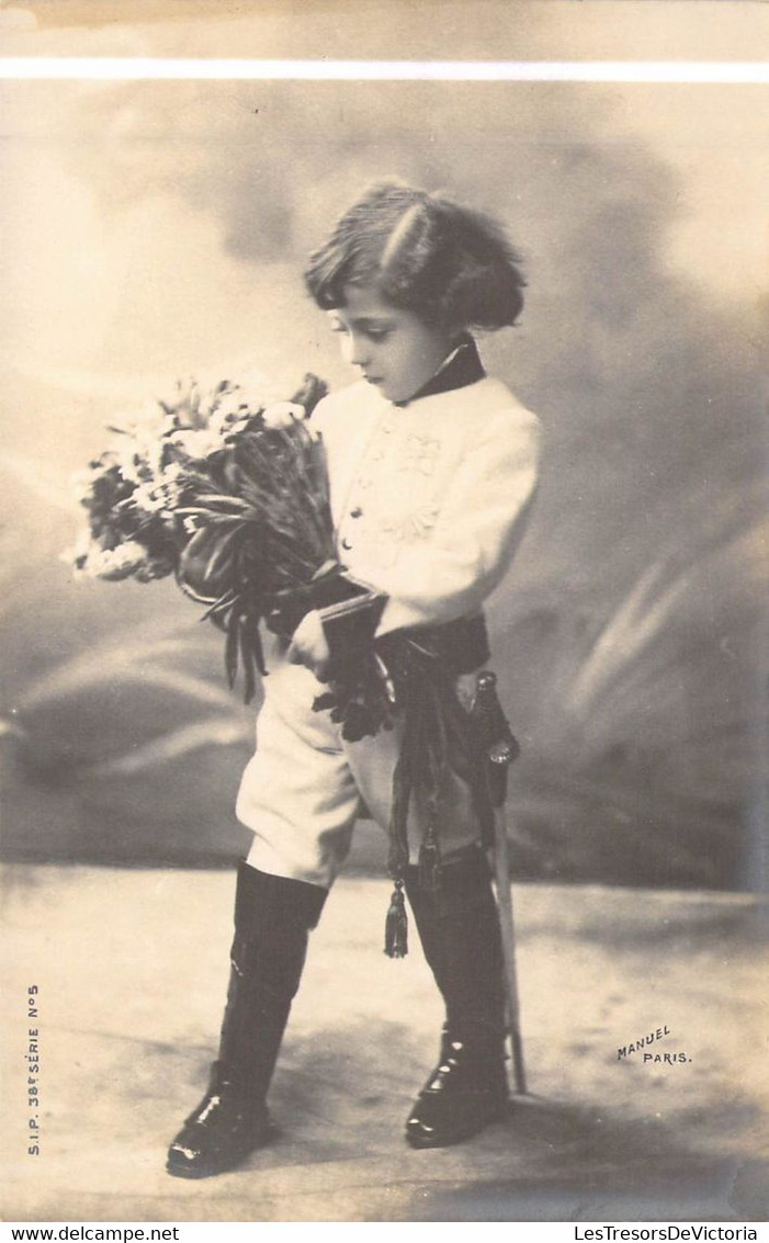 Militaria - Enfant En Uniforme - Epée - Bouquet De Fleurs - Portrait - Carte Postale Ancienne - Uniformen