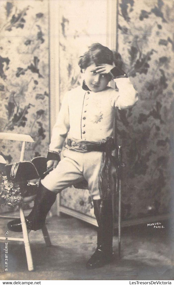 Militaria - Enfant En Uniforme - Portrait - Epée - Chapeau Atypique - Carte Postale Ancienne - Uniformen