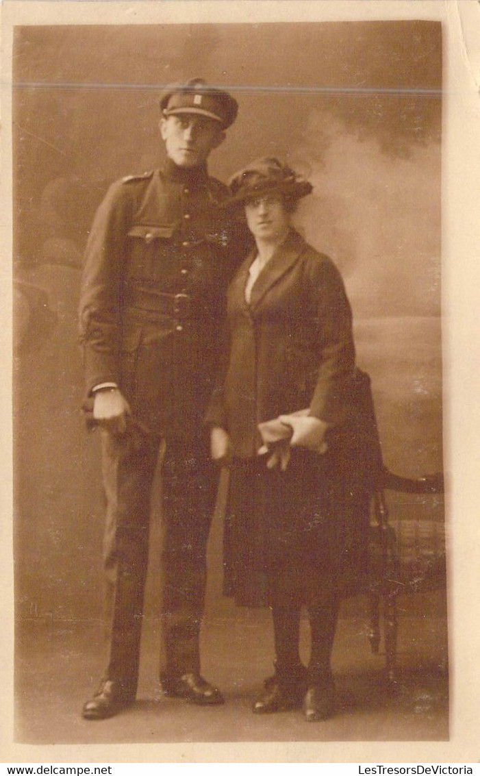 Photographie - Militaria - Uniforme - Militaire - Couple - Carte Postale Ancienne - Photographie