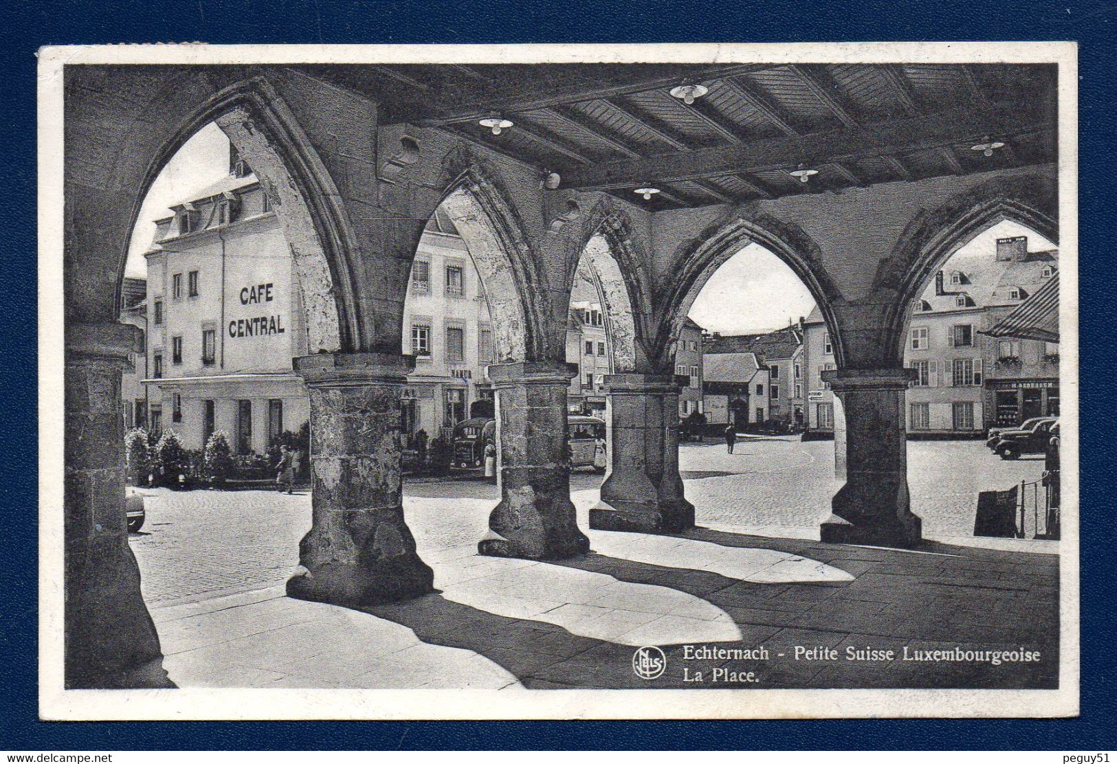 Echternach. La Grande Place. Le Palais De Justice Et Ses Arcades. Café Central. Magasin H. Bedessex. 1949 - Echternach