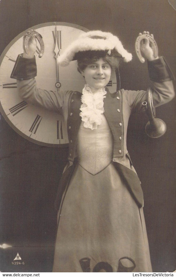 Belgique - Femme Devant Une Horloge - Clairon - Fers à Cheval - Carte Postale Ancienne - Women