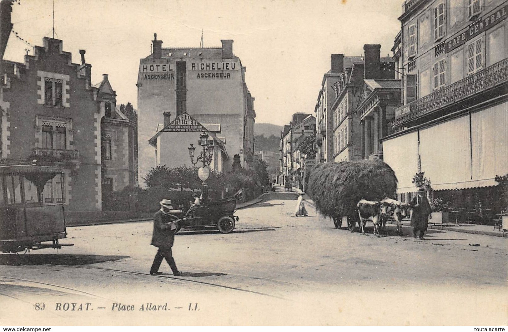 CPA 63 ROYAT PLACE ALLARD  Voir Détails Meule De Foin Tractée Par Deux Bœufs, Vieille Voiture Pub Hotel Richelieu - Royat