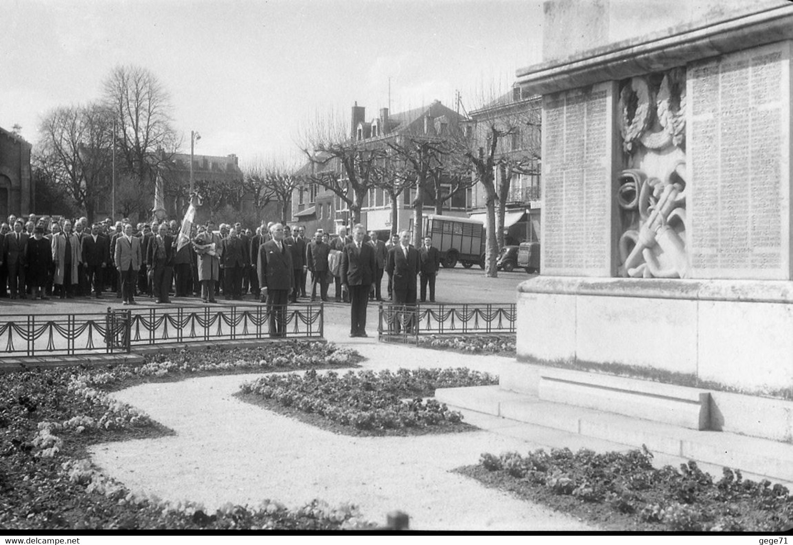 montceau les mines - 7 negatifs - commemoration devant monuments - années 50 a 60