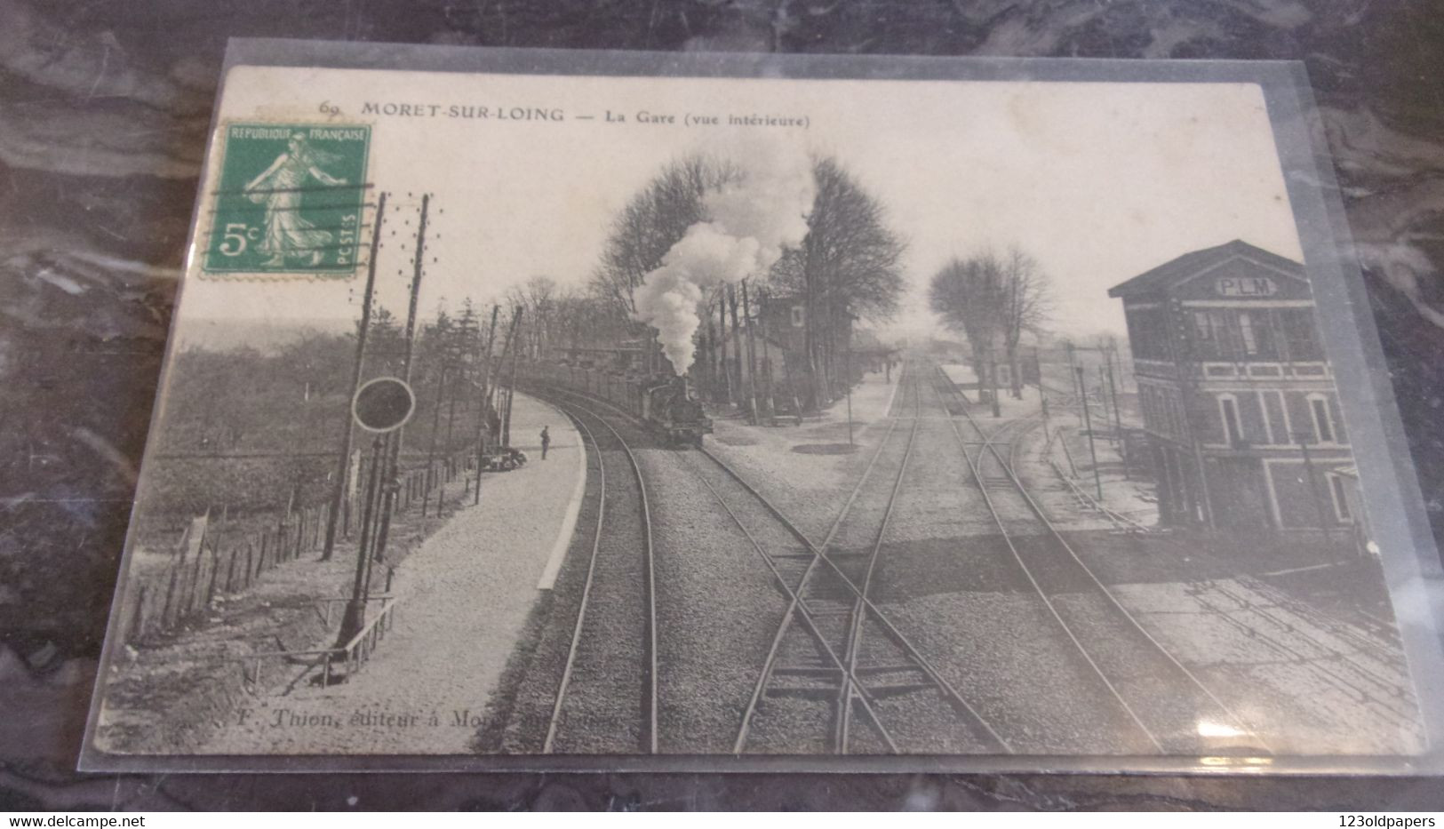 77  MORET LA GARE INTERIEURE LOCOMOTIVE PLM - Moret Sur Loing