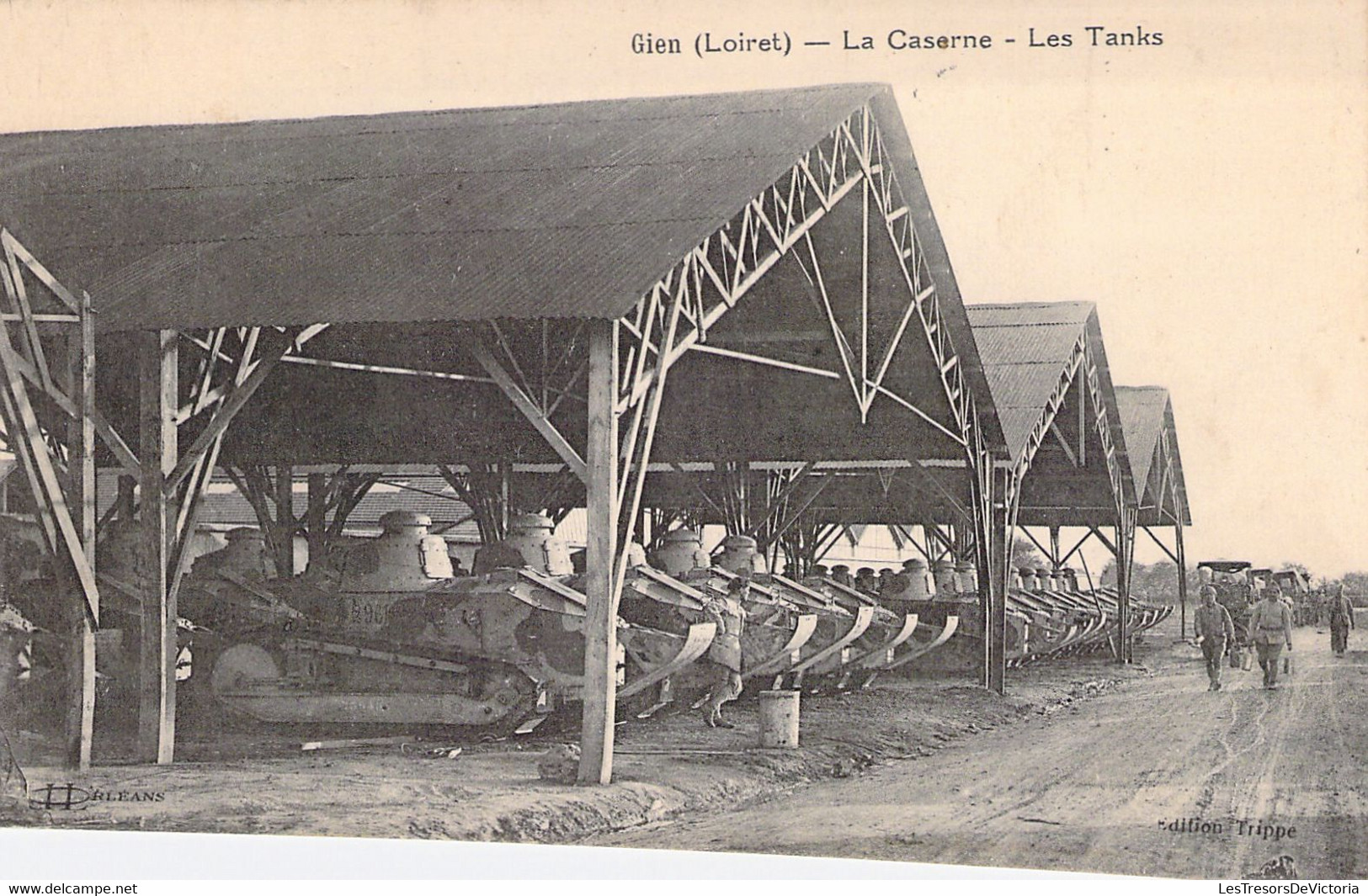 Militaria - Matériel - Les Tanks - La Caserne - Gien - Carte Postale Ancienne - Equipment