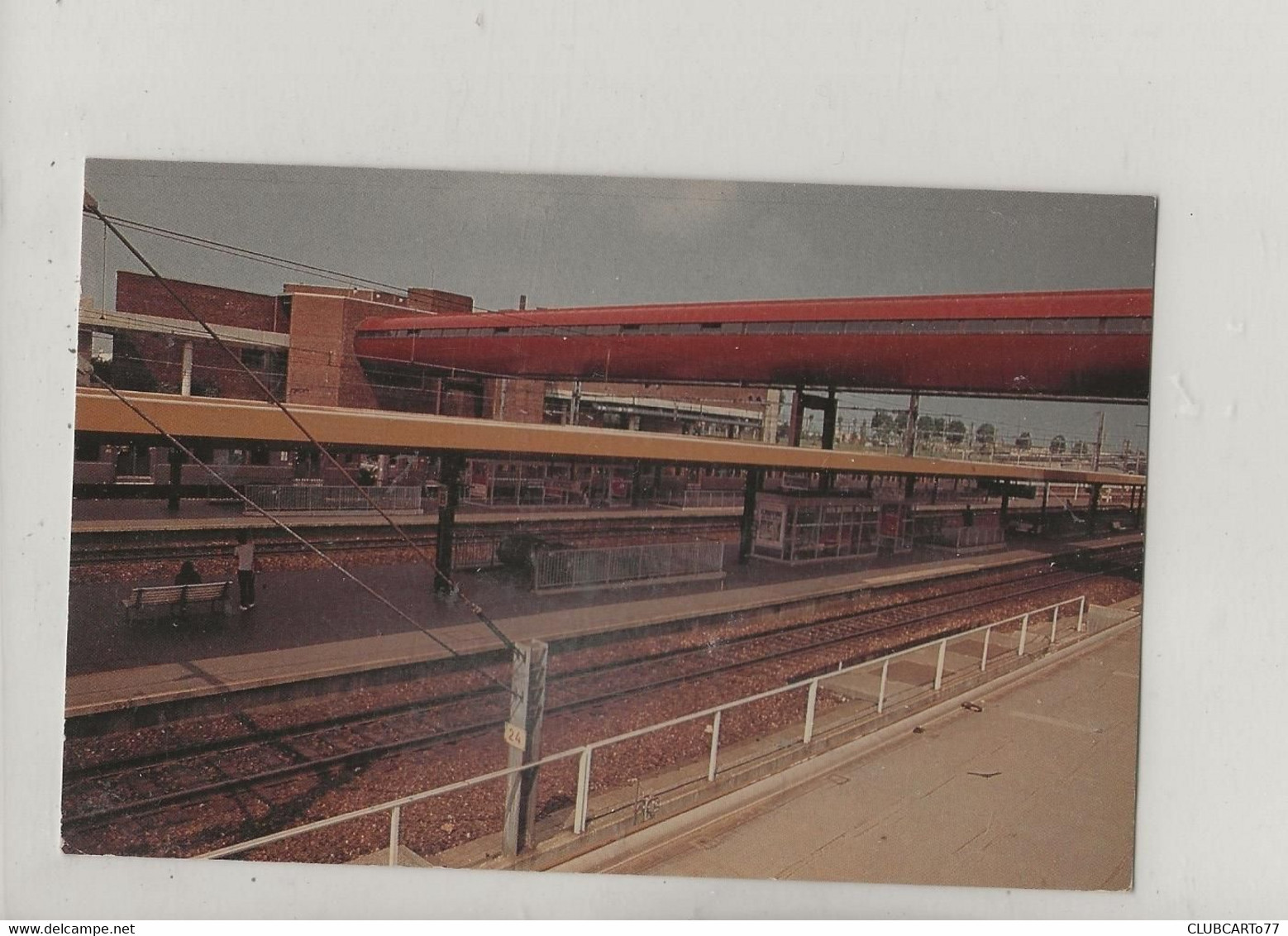 Saint-Quentin-en-Yvelines (78) : Les Quais De La Gare De La Ville Nouvelle En 1987 (Taille Non Standard) GF. - St. Quentin En Yvelines