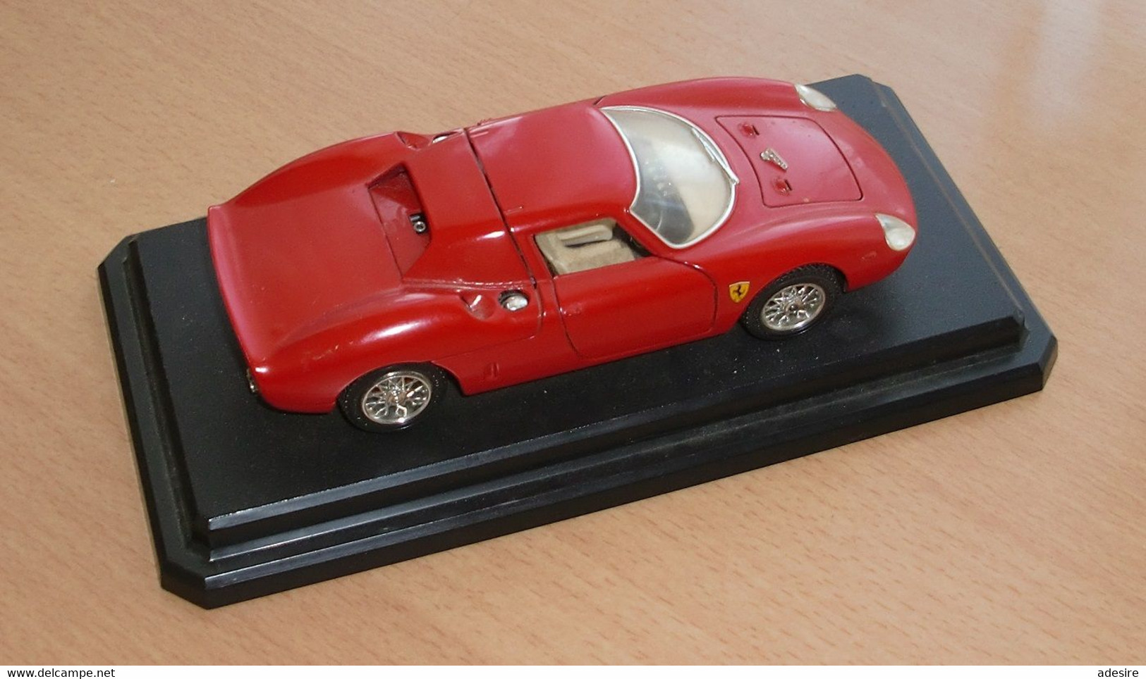 Wunderschöner Roter FERRARI Modell Von BURAGO (250 LE MANS 1965), Aufklappbare Türen Und Motorhaube, Modellgröße Mit ... - Otros & Sin Clasificación