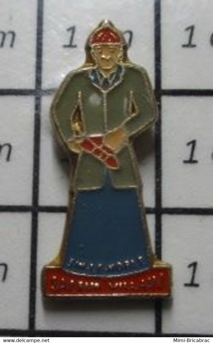 1415B Pin's Pins / Beau Et Rare / POMPIERS / SAPEUR POMPIER EN JUPE LONGUE ET VESTE GRISE - Navidad