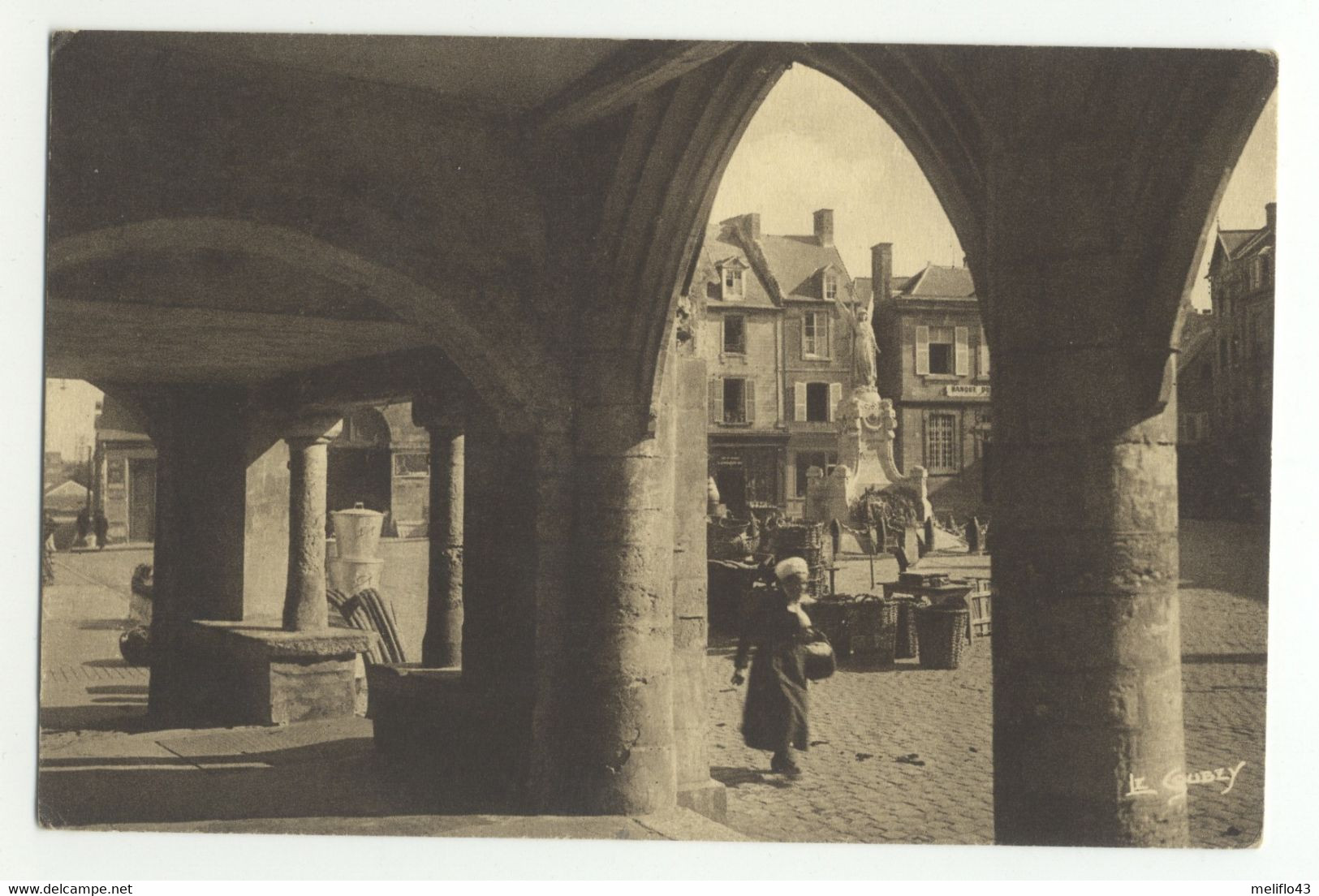 50/ CPA A - Carentan - Les "Porches" De La Place De La République - Carentan