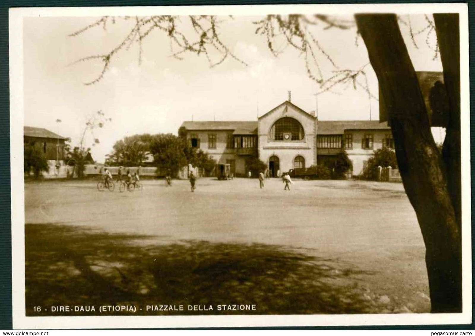 COL20 COLONIALE ITALIANA - DIRE DAUA ETIOPIA PIAZZALE DELLA STAZIONE ANIMATA 1940 CIRCA RAILWAYS STATION - Ethiopie