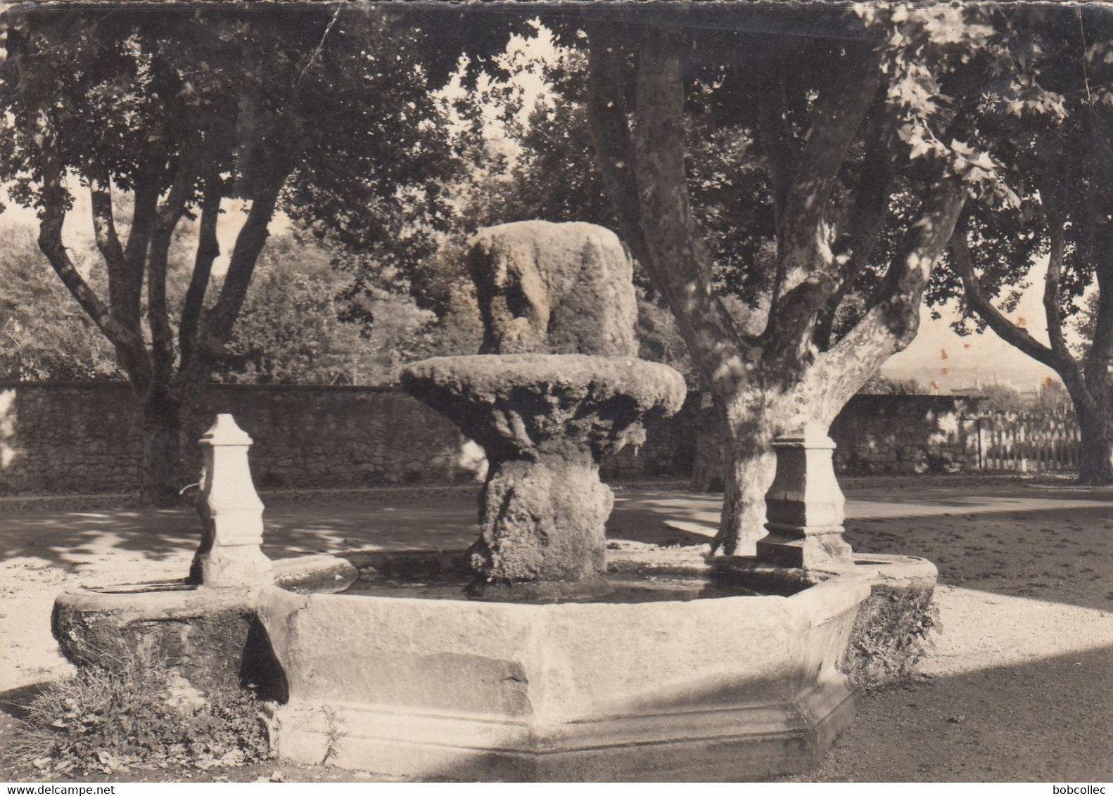 PERNES-les-FONTAINES (Vaucluse): Fontaine Du Cours De La République - Pernes Les Fontaines