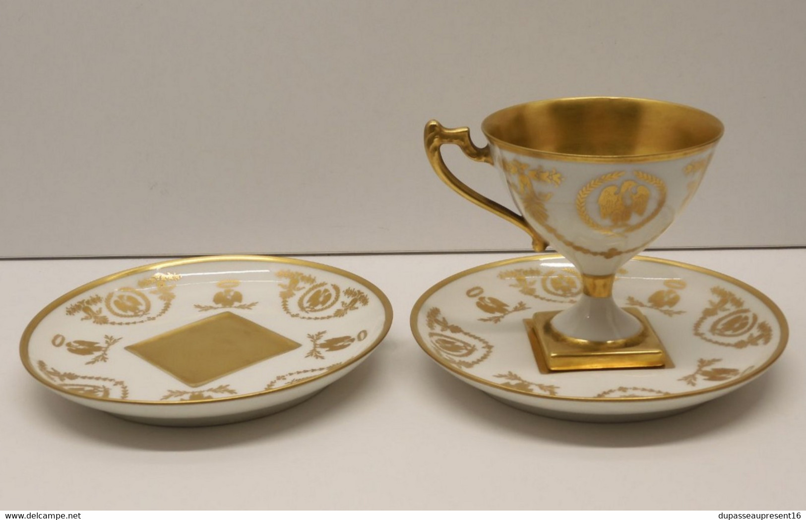 * JOLIE TASSE & 2 SOUCOUPES PORCELAINE LIMOGES B.R Décors Dorés Napoléon Aigle   E - Limoges (FRA)