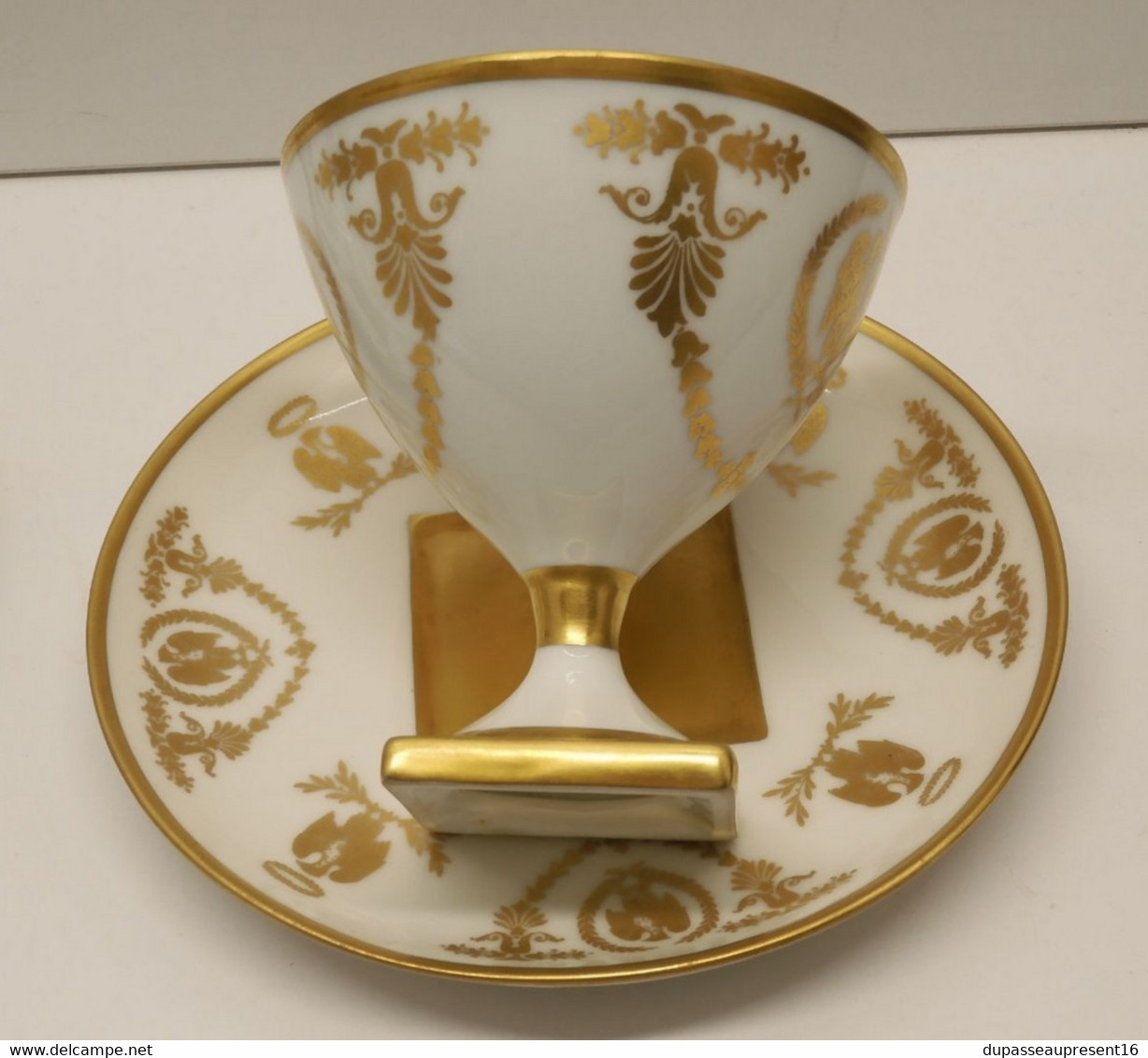 * JOLIE TASSE & 2 SOUCOUPES PORCELAINE LIMOGES B.R décors dorés Napoléon Aigle   E