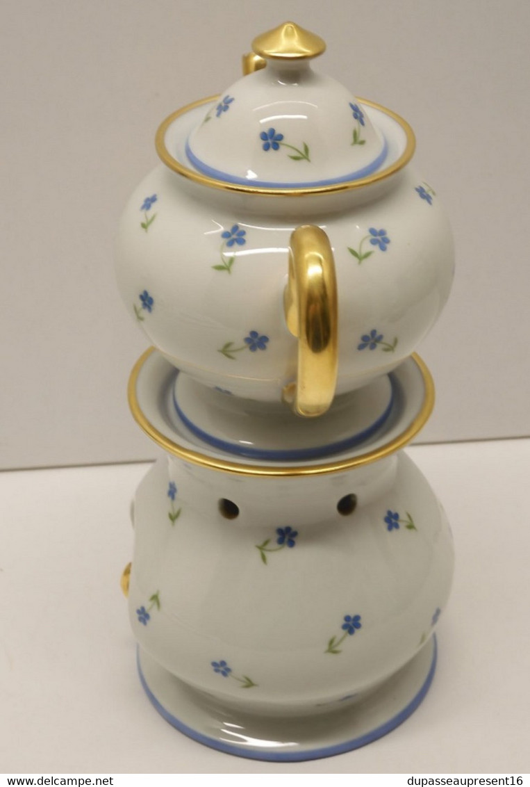 *BELLE TISANIERE THEIERE PORCELAINE LIMOGES S.A. Fleurs Bleues Dorures Vitrine   E - Limoges (FRA)