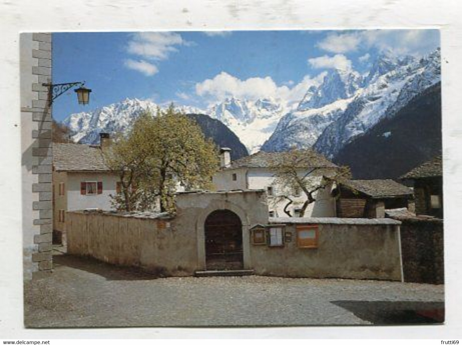 AK 120342 SWITZERLAND - Soglio Val Bregaglia - Dorfplatz Mit Bondascagruppe - Bregaglia