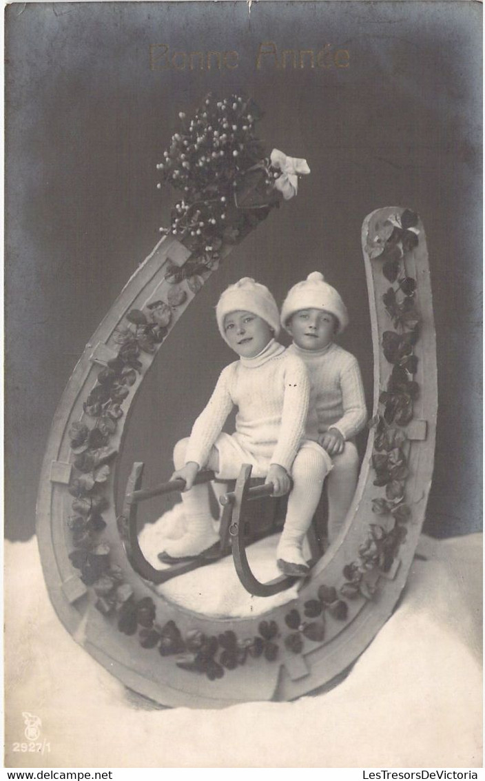 Fantaisies - Enfants - Enfants Assis Sur Une Luge - Fer à Cheval - Bonne Année - Carte Postale Ancienne - Szenen & Landschaften