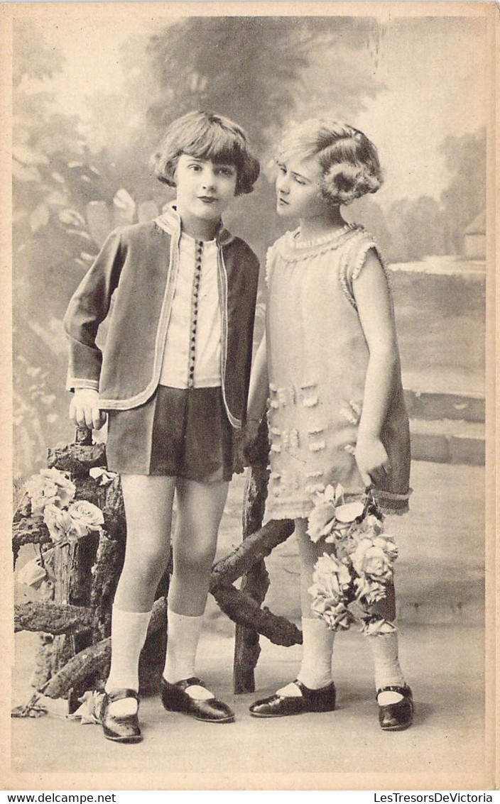 Fantaisies - Enfants - Enfants Debout Avec Des Fleurs Dans La Main - Short - Robe -  - Carte Postale Ancienne - Szenen & Landschaften