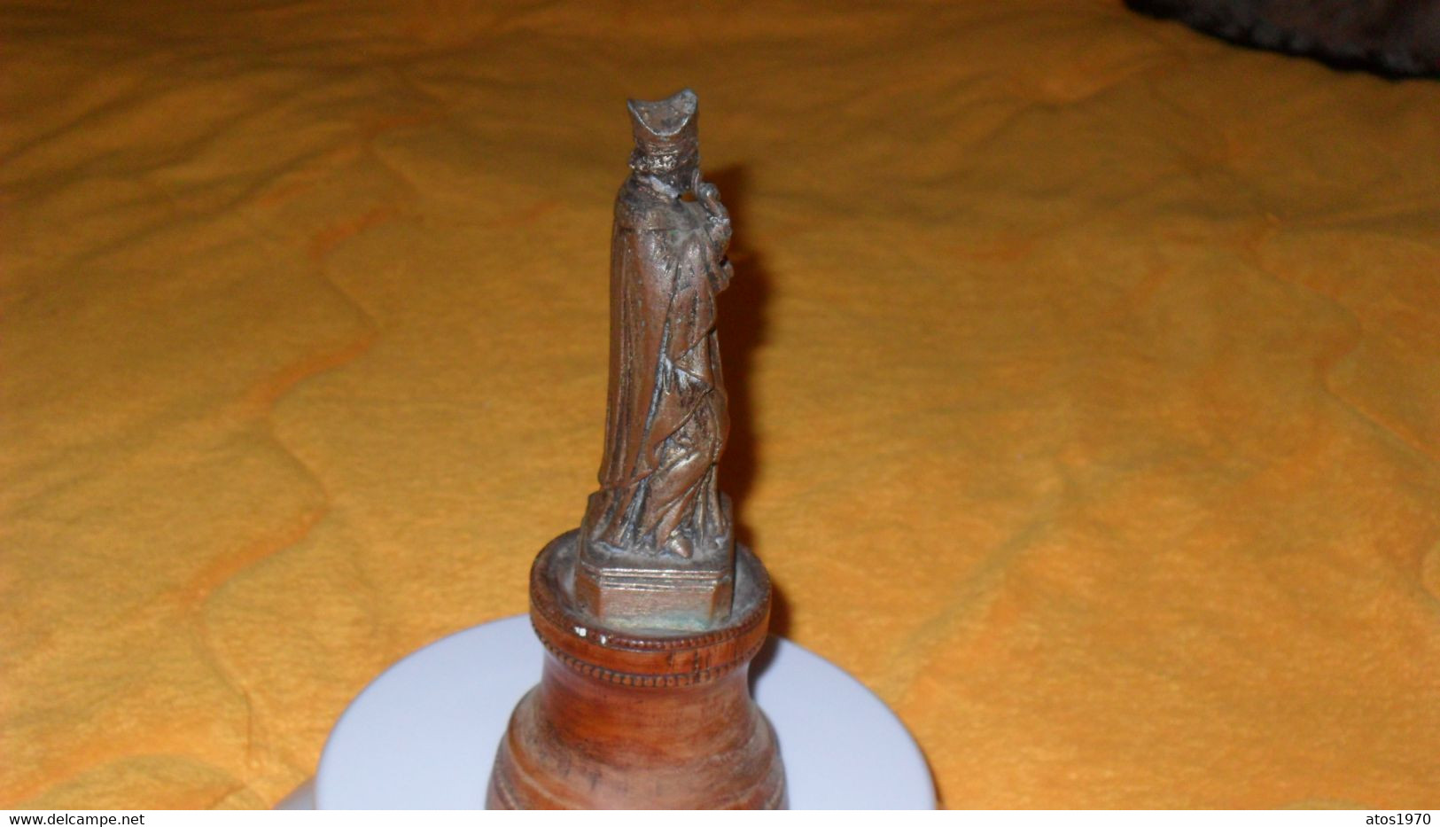 PETIT STATUETTE RELIGIEUSE, ECCLESIASTIQUE ANCIENNE CUIVRE ?..A IDENTIFIER AVEC SOCLE EN BOIS INSCRIPTION V.M. 103 - Religious Art