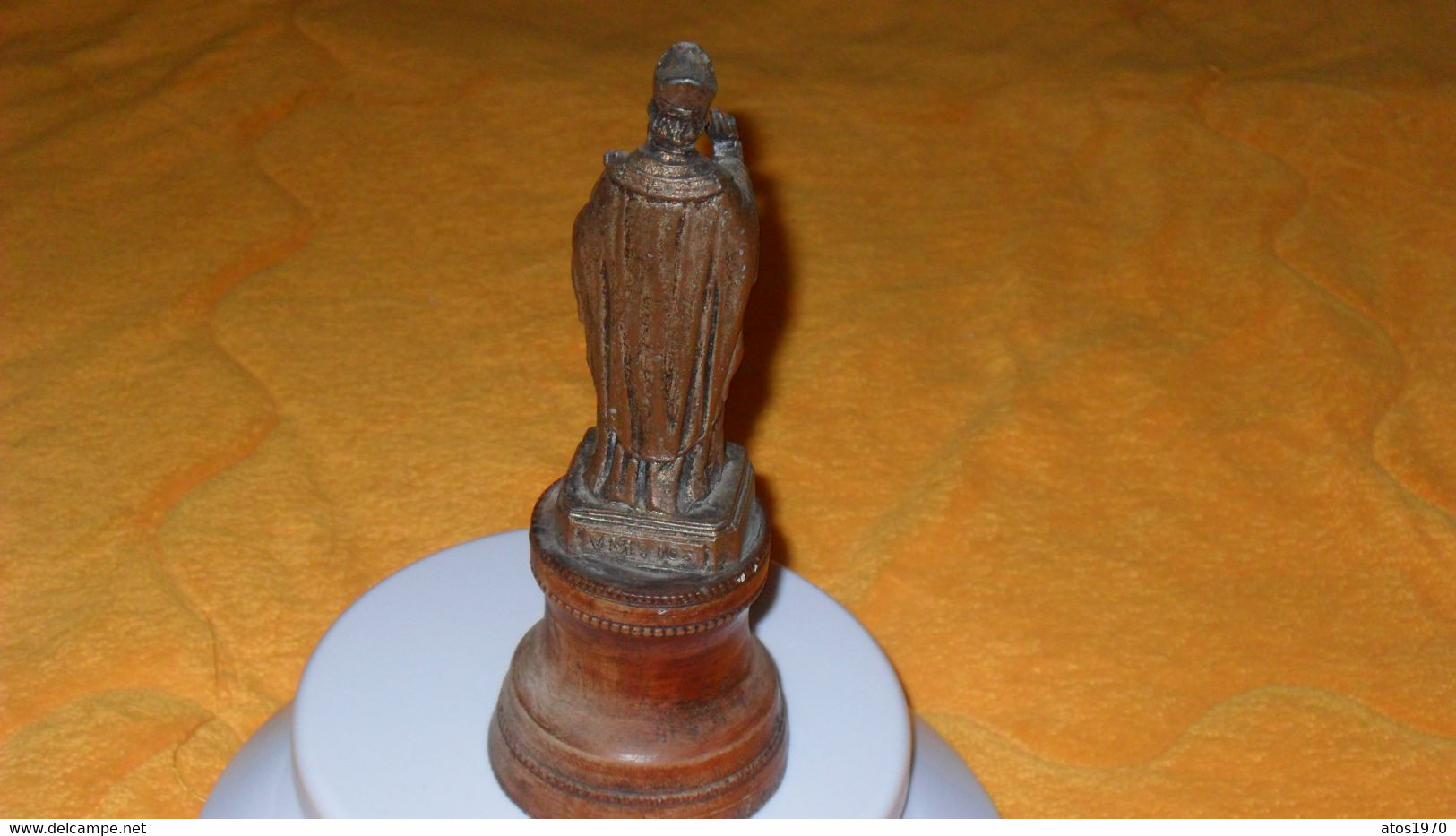 PETIT STATUETTE RELIGIEUSE, ECCLESIASTIQUE ANCIENNE CUIVRE ?..A IDENTIFIER AVEC SOCLE EN BOIS INSCRIPTION V.M. 103 - Arte Religiosa