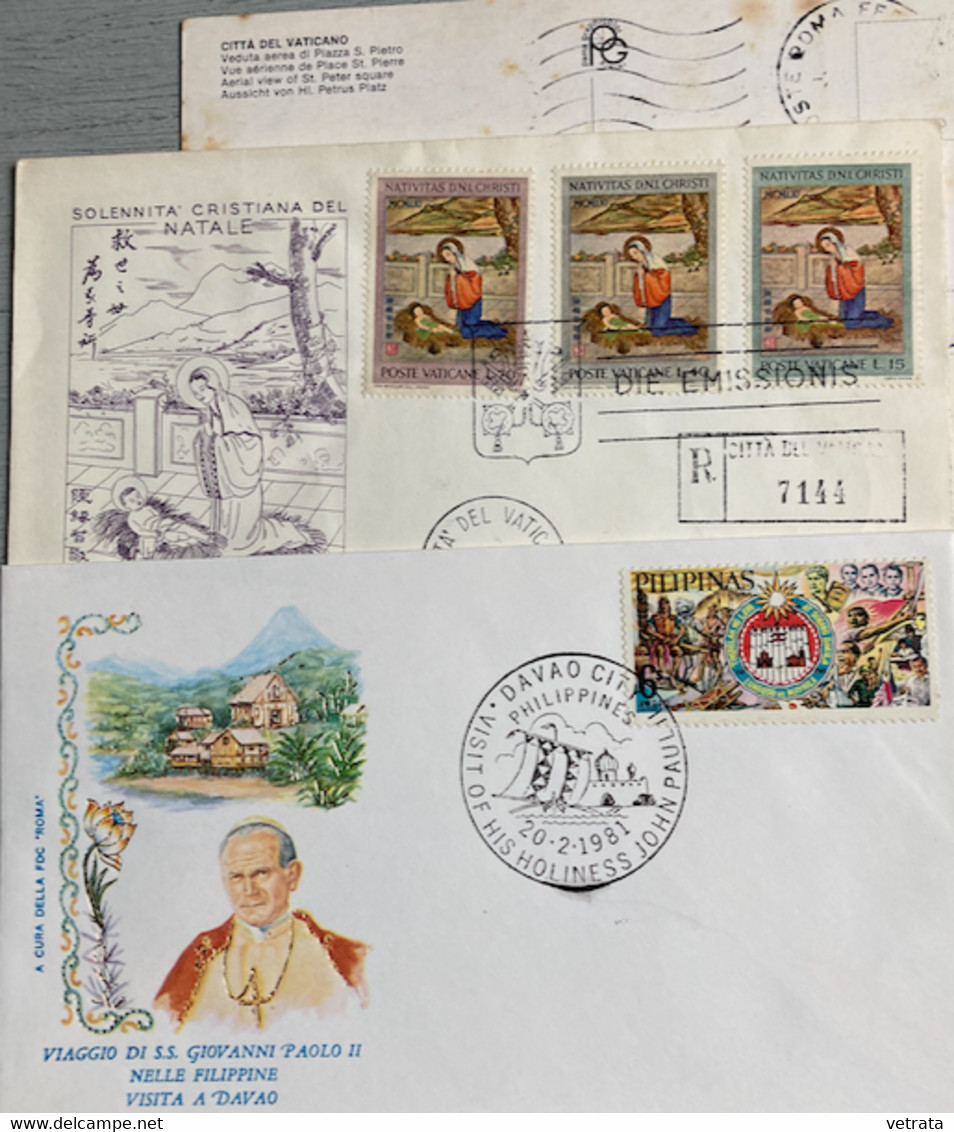 VATICAN : 1 Enveloppe Premier Jour (1961) / 1 Carte Postale (avec Correspondance) / 1 Timbre + 1 Porte Clés = Le Pape à - Sonstige & Ohne Zuordnung