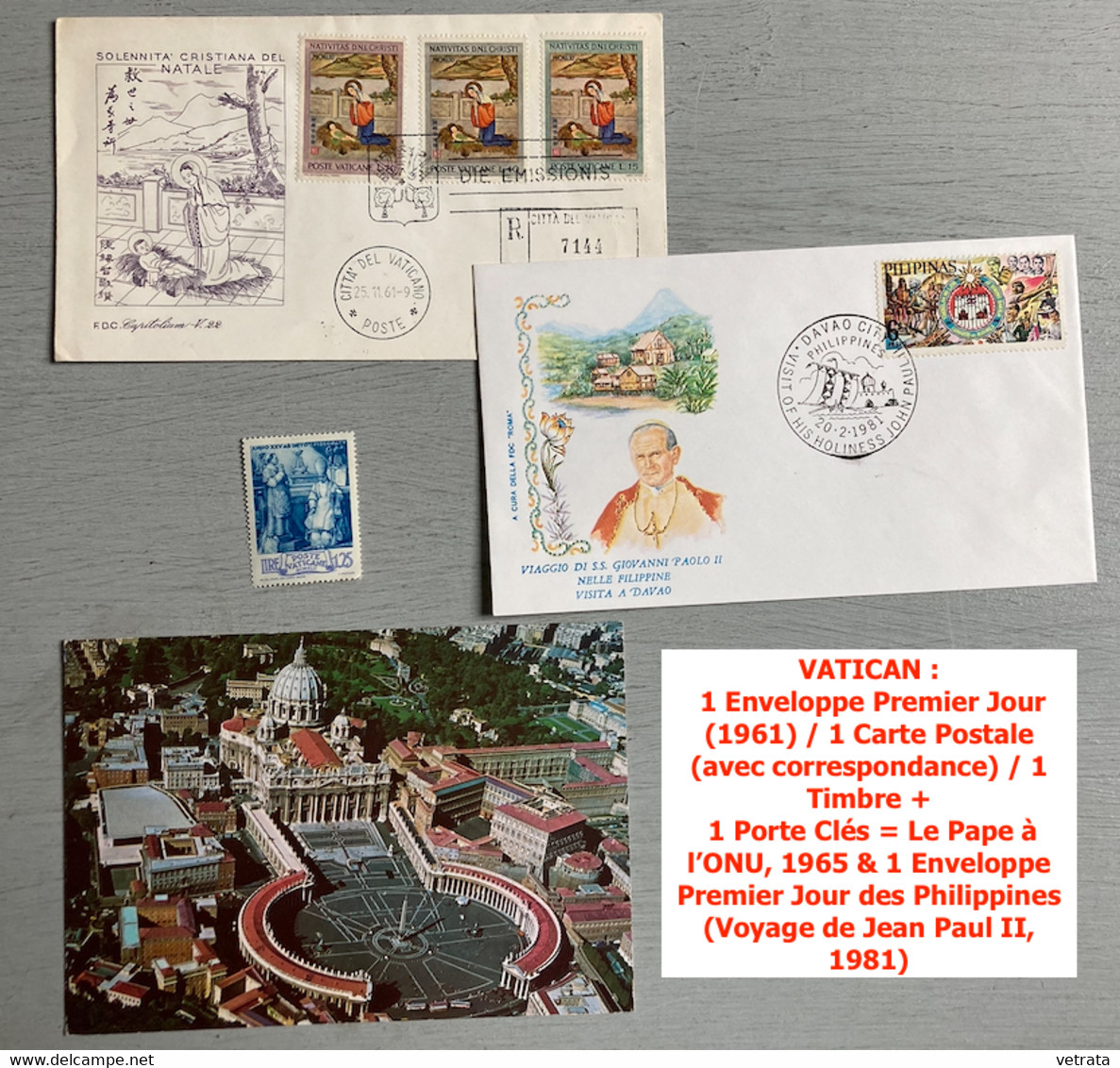 VATICAN : 1 Enveloppe Premier Jour (1961) / 1 Carte Postale (avec Correspondance) / 1 Timbre + 1 Porte Clés = Le Pape à - Autres & Non Classés