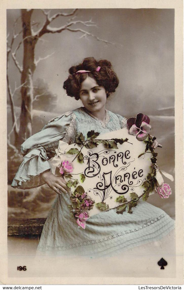 Fantaisie - Femme Porte Une Pancarte Avec écrit Bonne Année - Fleurs - Carte Postale Ancienne - Femmes