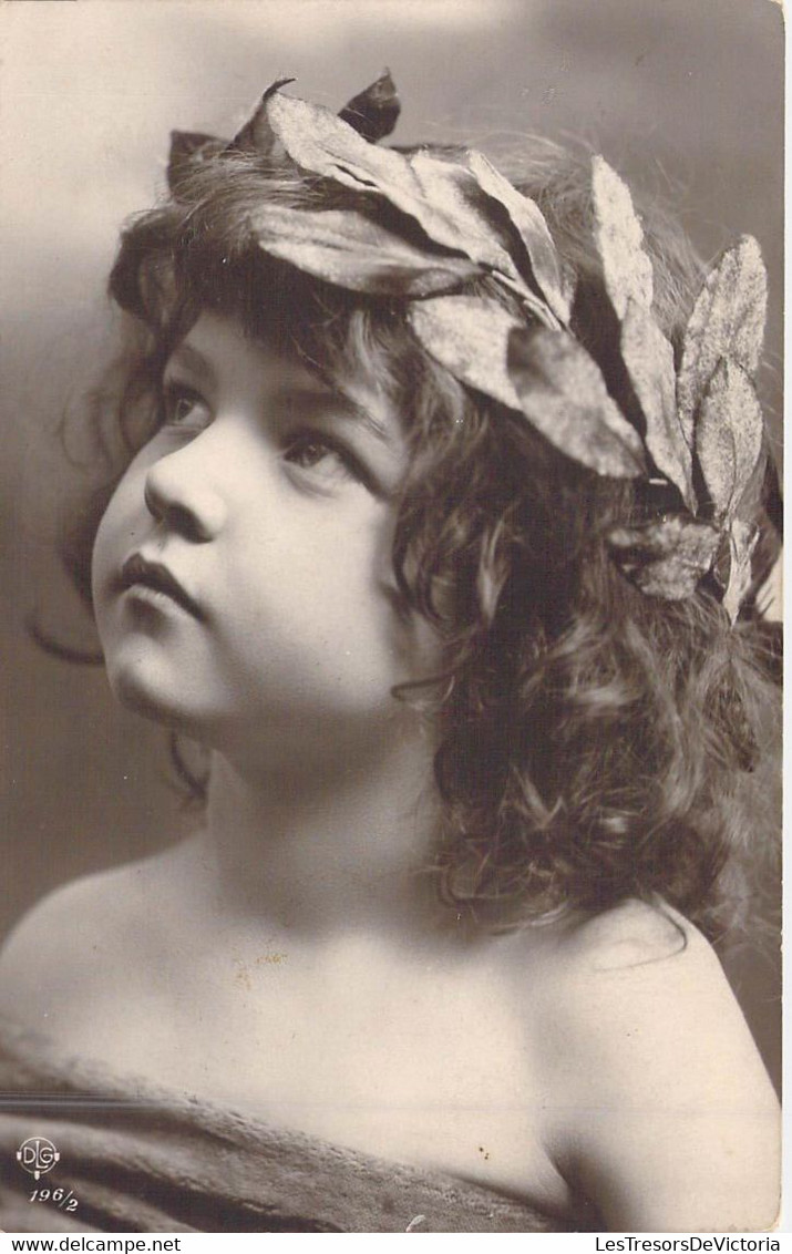 Fantaisie - Jeune Fille - Portrait - Fleur - Carte Postale Ancienne - Autres & Non Classés