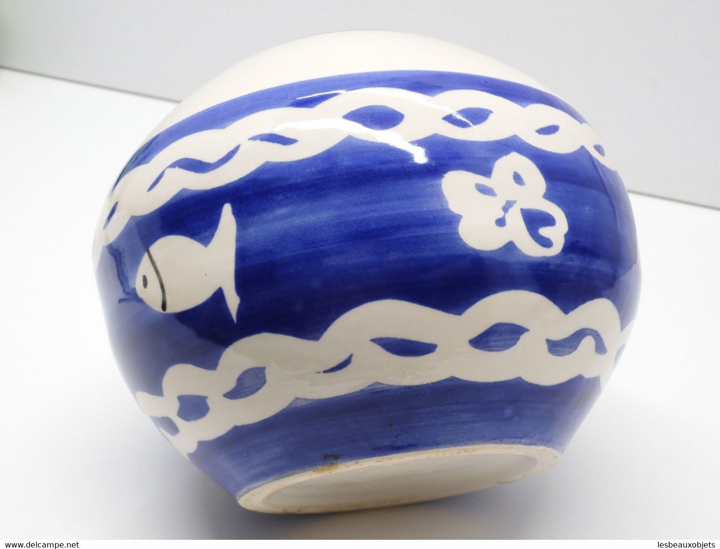 * JOLI VASE CERAMIQUE XXe BLEU & BLANC décor de Petits POISSONS Blancs déco    E