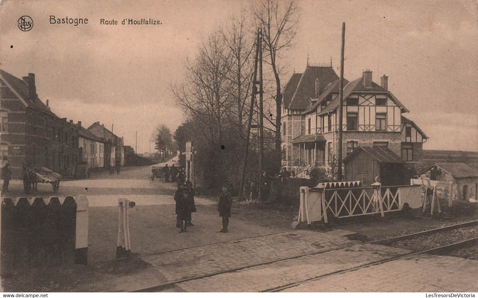 BELGIQUE - Bastogne - Route D'houffalize - Passage A Niveau - Animé - Carte Postale Ancienne - - Bastogne