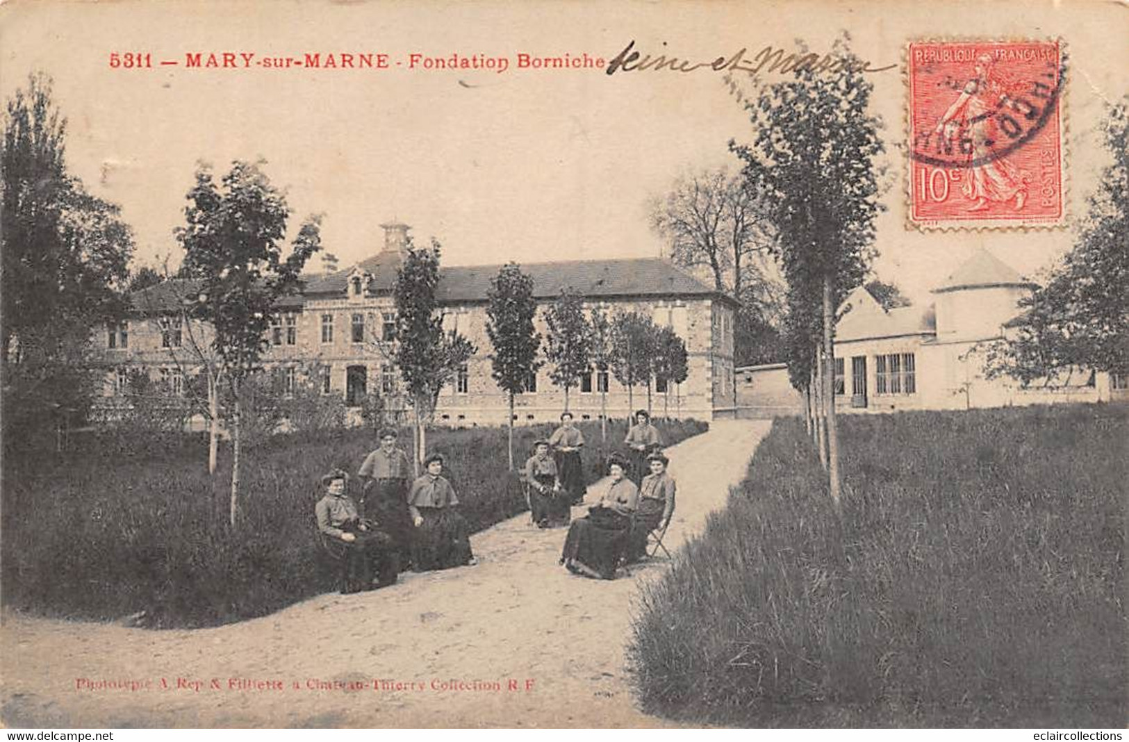 Mary Sur Marne         77        Fondation Borniche  . Femmes Dans La Cour     (voir Scan) - Andere & Zonder Classificatie