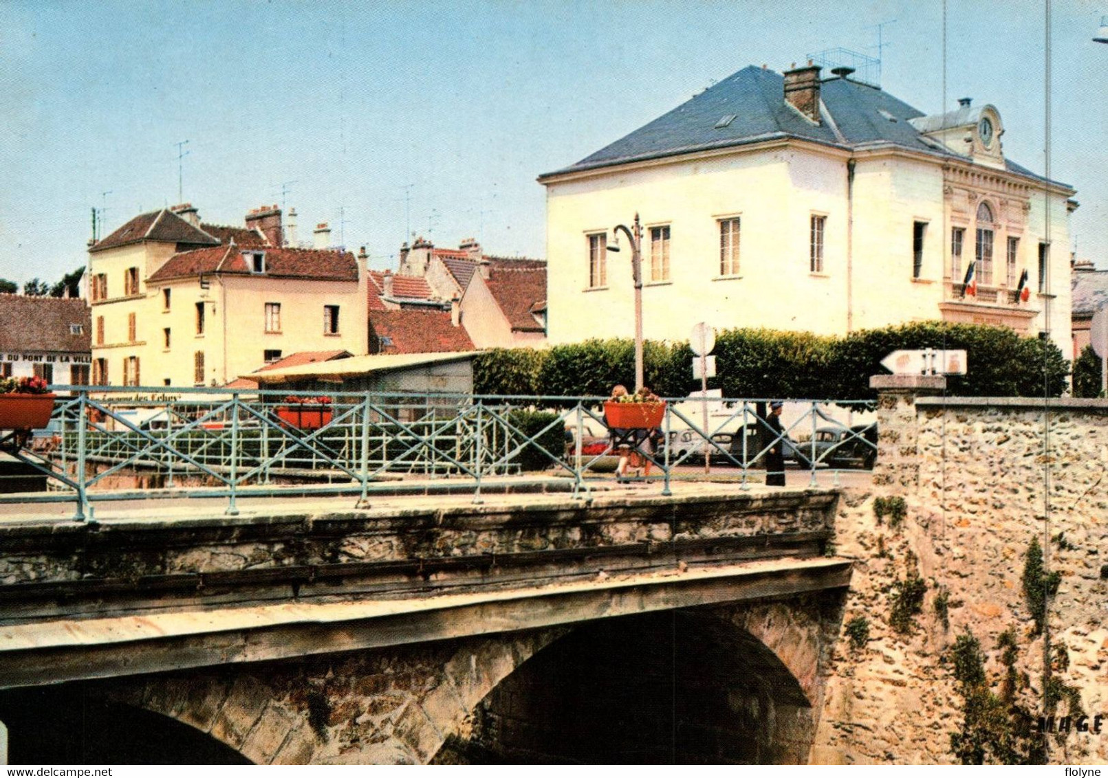 Coulommiers - La Mairie Vue Du Pont - Coulommiers