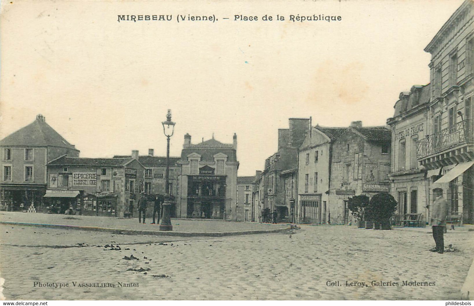 VIENNE  MIREBEAU  Place De La République - Mirebeau